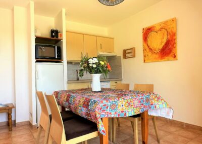 Salle à manger avec cuisine équipée intégrée