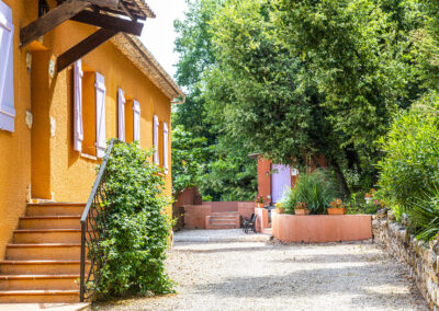 Entrée des appartements avec des arbres verdoyants en face