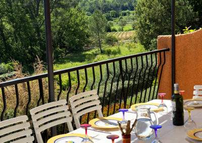 Table à manger dressée pour un repas sur la terrasse d'un appartement avec vue panoramique