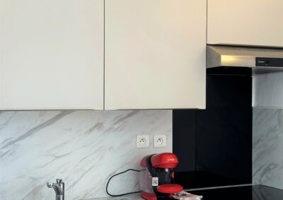 Cuisine d'un appartement avec machine à café rouge