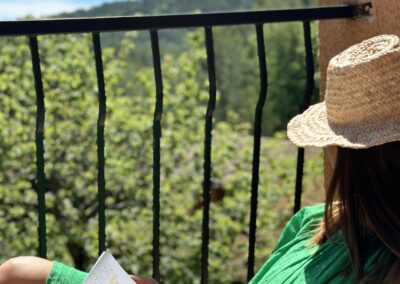 Femme sur la terrasse profitant d'une vue dégagée sur le paysage environnant